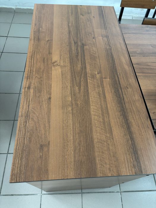 Продам парту , стол , стульями