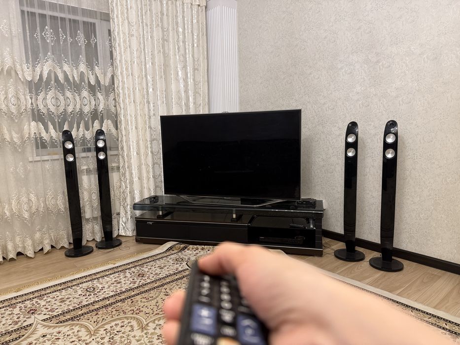 Телевизор большой белая диван мебель