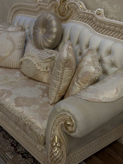 Роскошный диван в классическом стиле