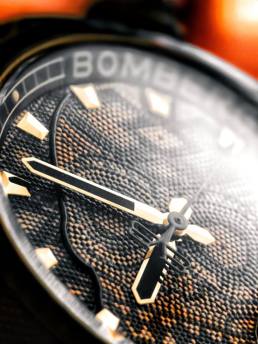 Часовник BOMBERG BOLT-68 Skull Pearl BS45GMTPBA Quartz Men's Watch