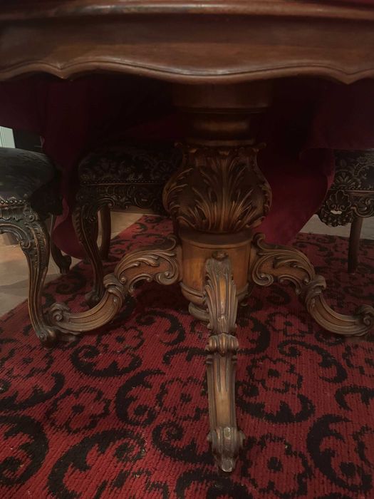 Стари мебели, запазени и готови за употреба