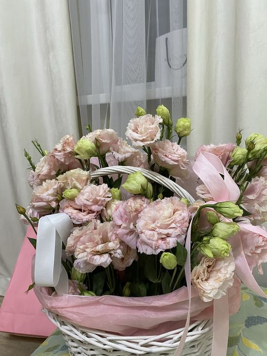 Цветы в корзине свежие