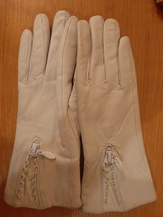 Женские кожаные перчатки, три пары.