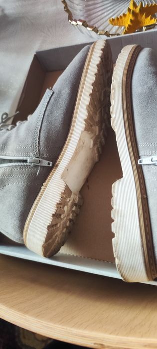 Велурени светли сиви боти с връзки и цип