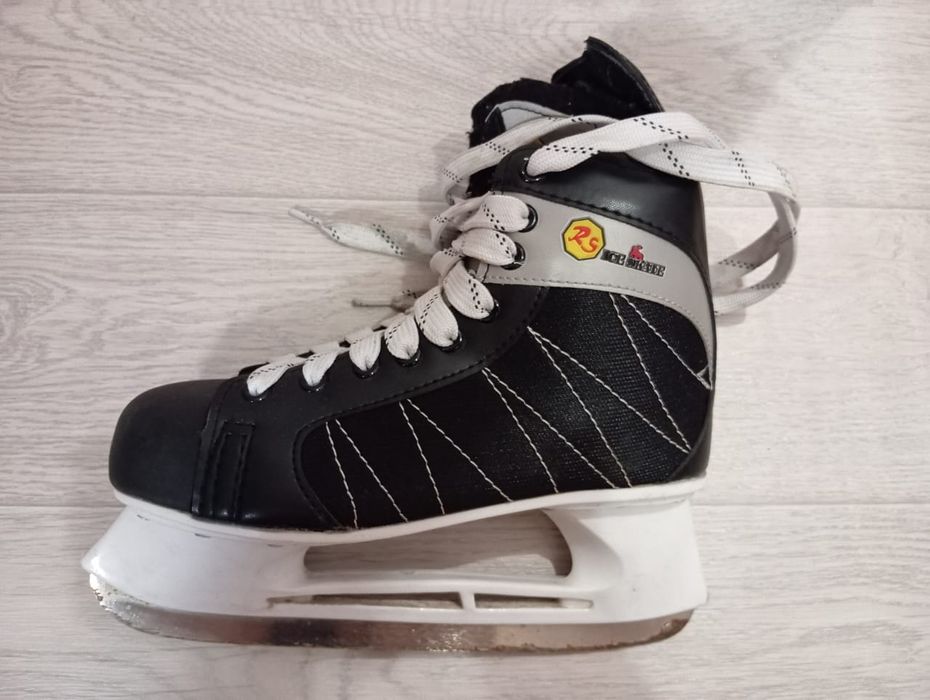 Коньки чёрного цвета, размер 40