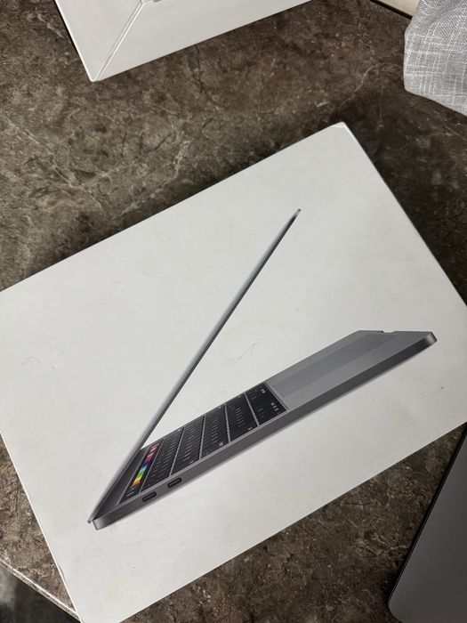 Продам Mackbook pro 2019 13-inch с touch bar