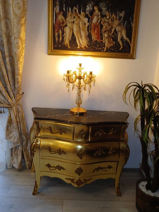 Set BAROC din lemn de fag masiv, reproducere Primavera, în stare impecabilă. Piesele sunt sculptate, fără uzură, potrivite pentru livinguri elegante.