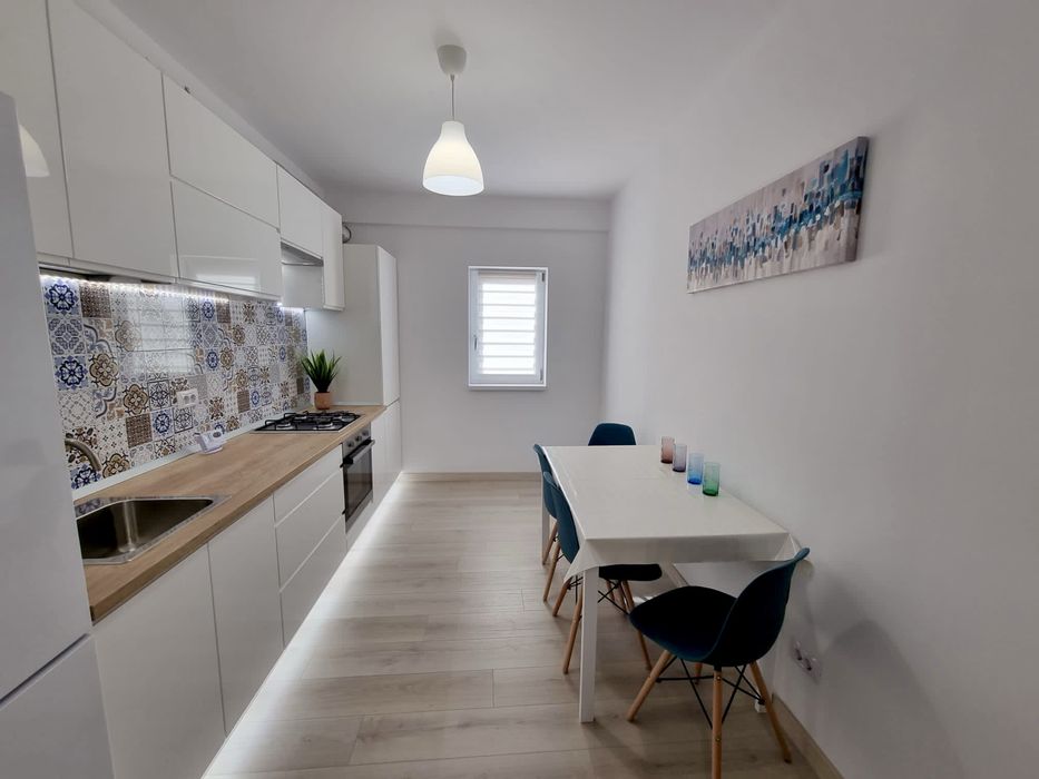 Inchiriez studio ZONA CENTRALA, bloc nou, gradina privata