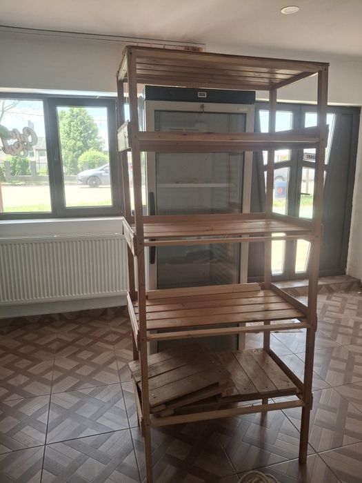 Vindem rafturi și vitrine pentru magazin