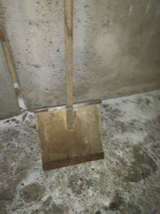 Снегоуборочная лопата деревянная