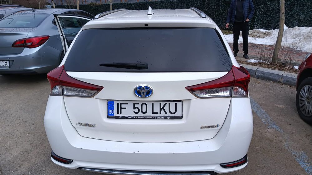 Vând toyota Auris hybrid