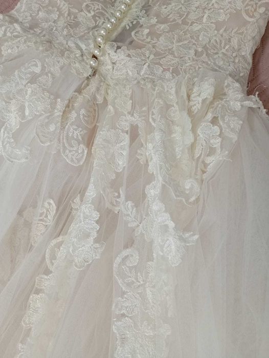 Rochie mireasă A-line cu dantelă albă fină peste satin roz pudră