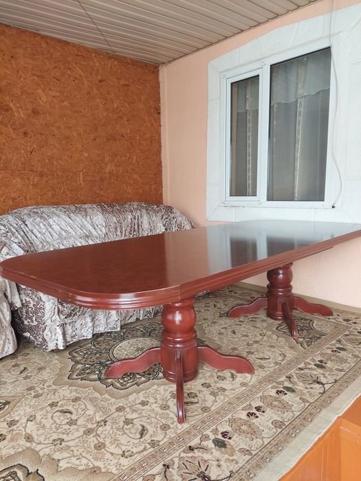 Продаётся красивый стол в зал