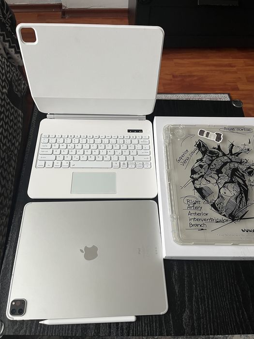 iPad Pro 12.9 5th M1 WiFi și LTE + Apple Pencil 2nd + Tastatura RGB