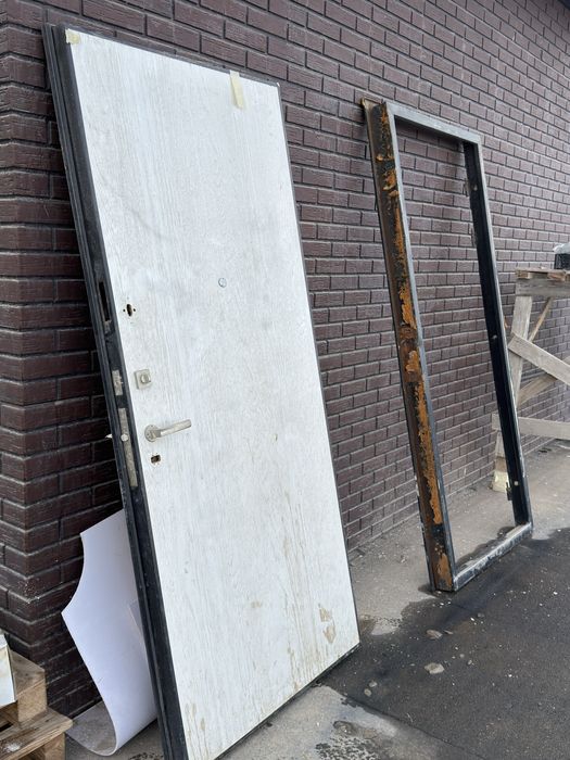 Железная входная дверь