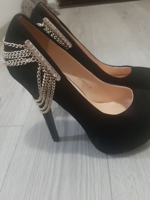 Pantofi cu toc inalt de dama negri cu lanturi
