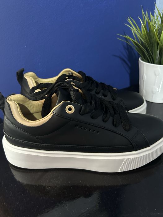 Продавам сникърси Cruyff