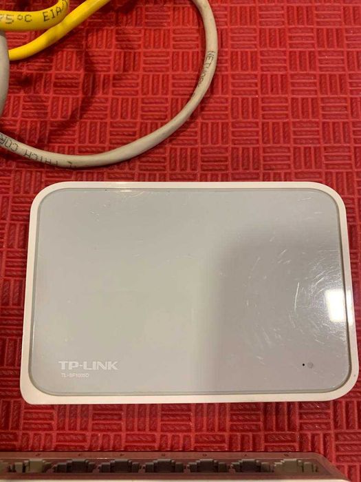 Лот 4 Рутера TP-Link, 3 Суитча TP-Link, 4 Клавиатури, 3 Мишки, Адаптери и LAN кабели