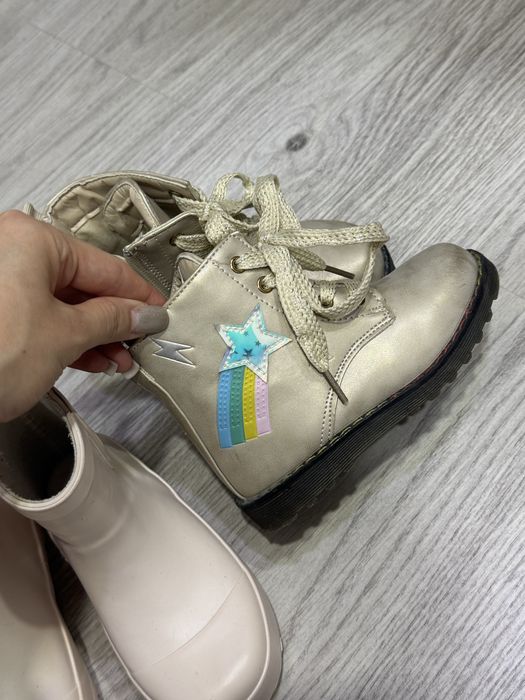 Продаю сапожки детские резиновые и демисезонные