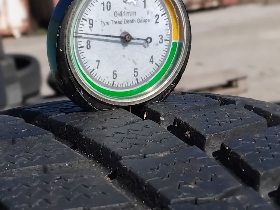 Гуми 205 65 16 C Ц Roadstone от Мишелин. Налични са 2 броя - нов внос.