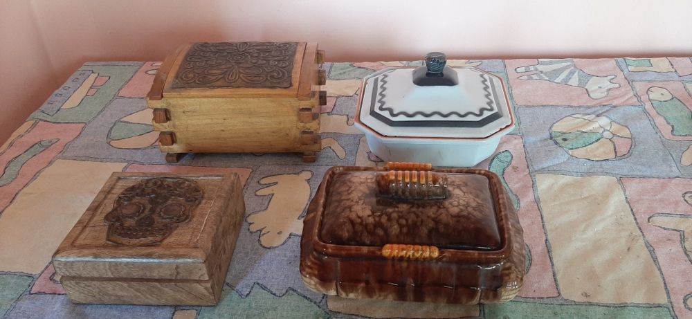 2 дървени и 2 порцеланови кутии.