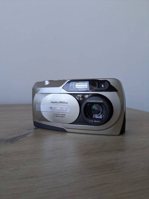 Fujifilm Finepix 2400 Zoom - РЕТРО СНИМКИ Стил Y2K (Year 2000) Дигитален Фотоапарат ОТЛИЧНО СЪСТОЯНИЕ