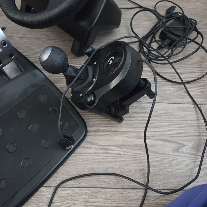 Volan gaming Logitech G cu pedale si schimbator