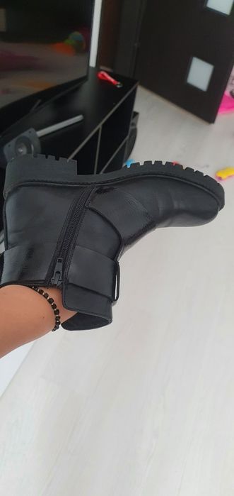 Vând ghete de iarna din piele în stare forte buna