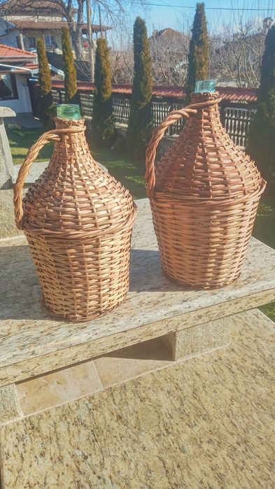 Плетени кошници..Верига за огнище . Плетени дамаджани.