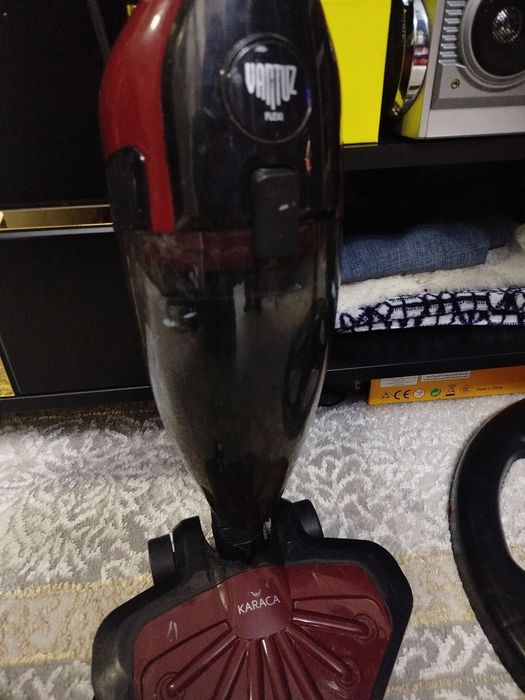 Вертикальный пылесос ,в отличном состоянии