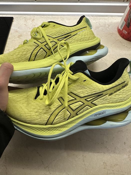 Продавам ASICS GEL-Kinsei Max 42