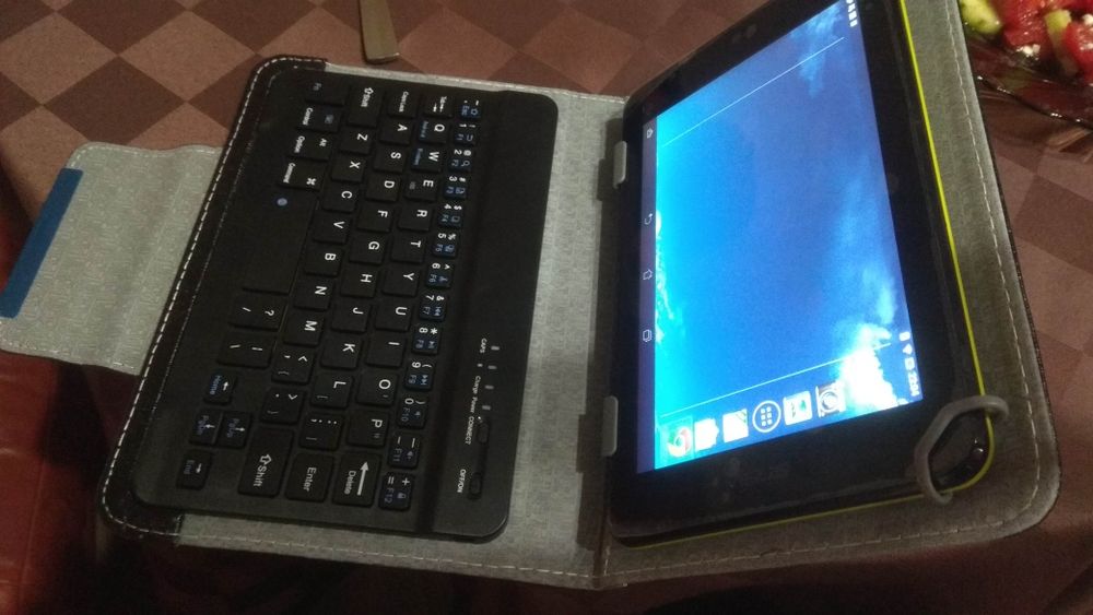 клавиатура със стойка