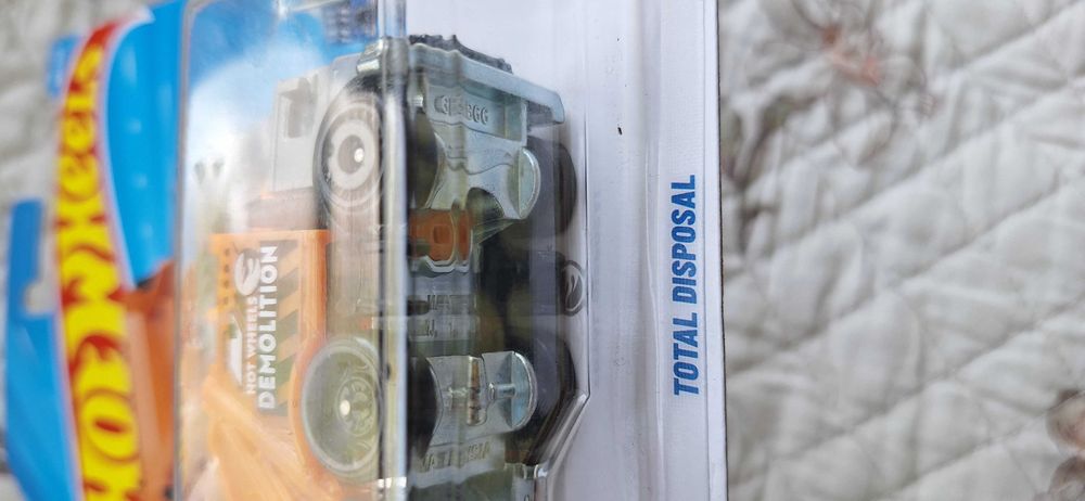 Машинка hot wheels th