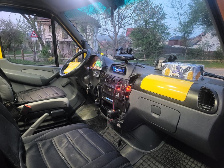 Vand  Mercedes -Sprinter cabina 6 locuri