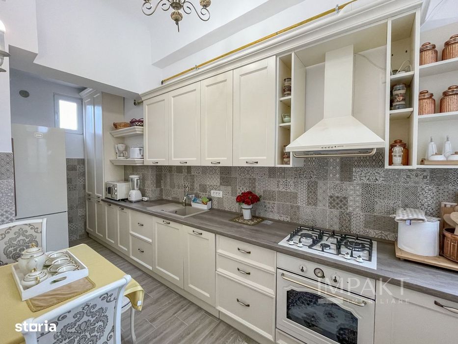 Apartament deosebit cu 3 camere, curte si parcare, aproape de Centru