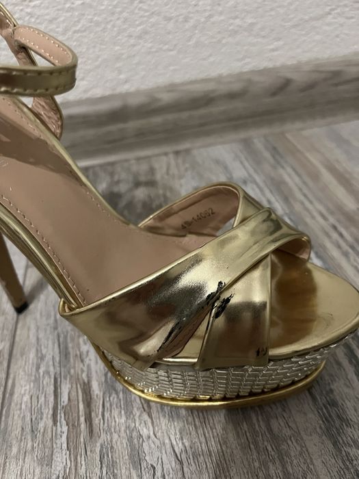 Златисти токчета