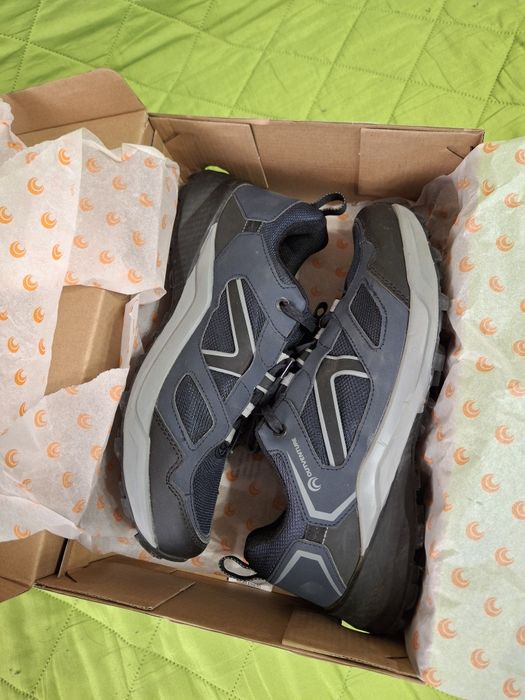 Продам кроссовки " OUTVENTURE "