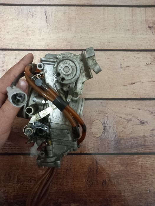 Vând carburator de  ktm 400 4t 2004