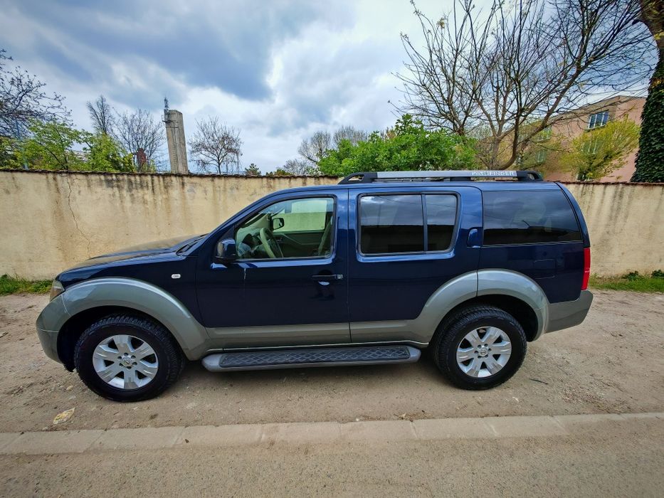 Vând Nissan Pathfinder