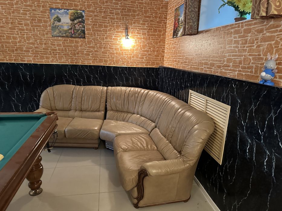 Продам кожанный диван углавой