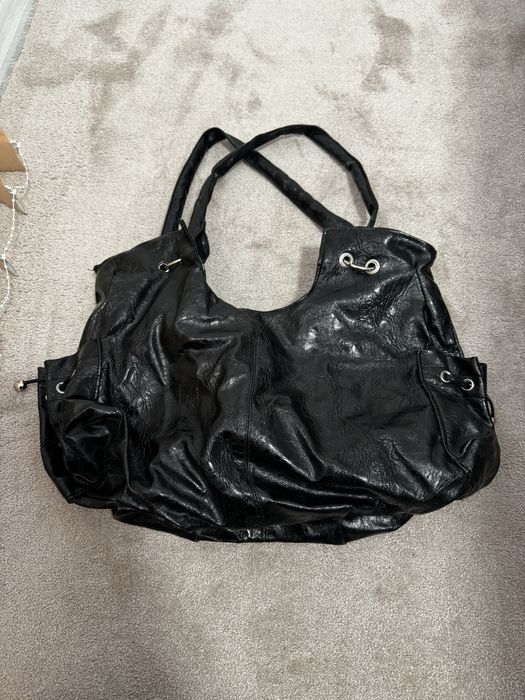 Елегантна,черна дамска чанта с лачен ефект