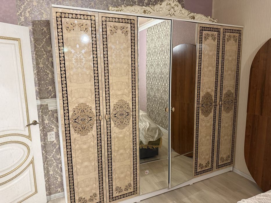 Продается стол, комод, шифонер, зеркало, меч