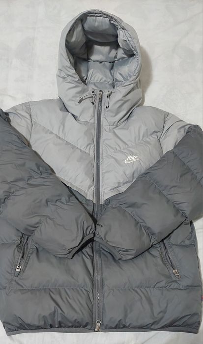 Продавам зимно мъжко яке Nike