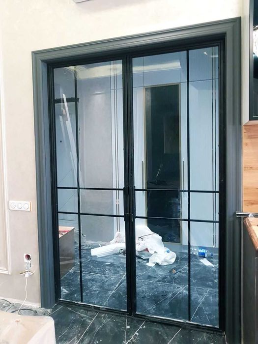 Стеклянные двери ,перегородки,витрины магазинов.Перегородки/Купе