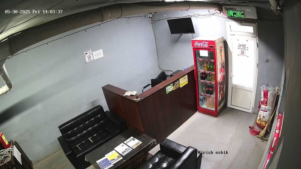 Продаётся 28 компьютеров с гарнитурой и мебелью.