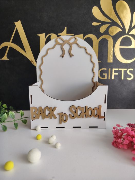Cutie pentru flori personalizată din lemn – Cadou educatoare / învățătoare