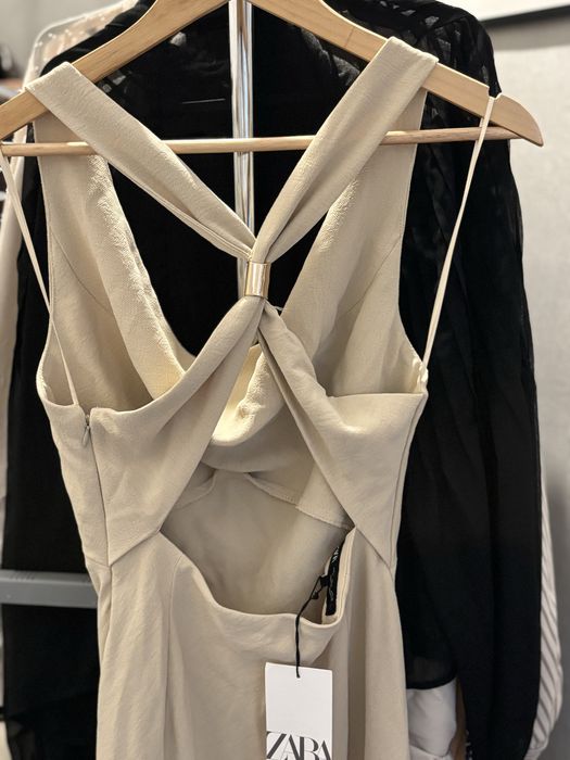 Миди рокля Zara с ефектен гръб