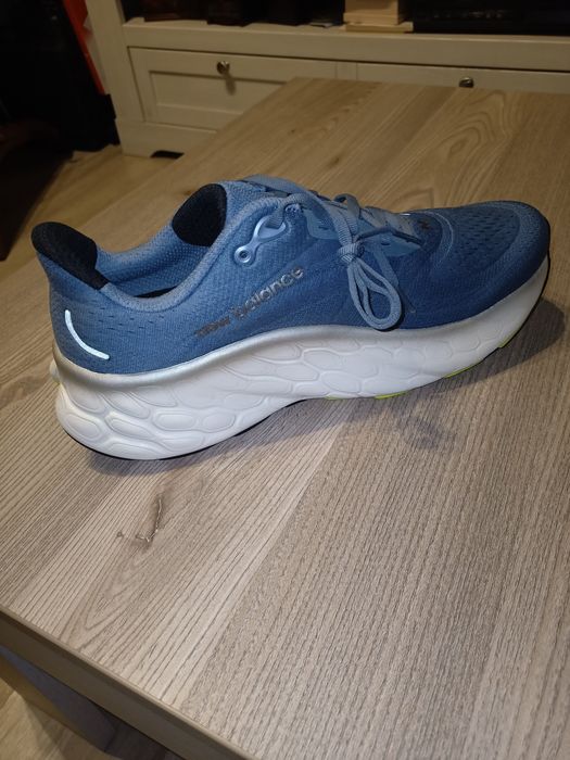 Vând pantofi sport New Balance model nou 2025 mărimea 44