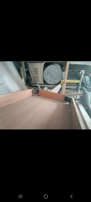 Стол среднего размера