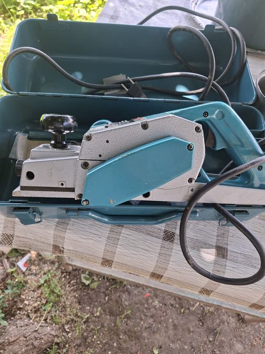 Rindea electrica Makita